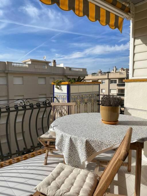 Cal Salmare Seafront Apartment With Rooftop Terrace And Pool Calafell Extérieur photo