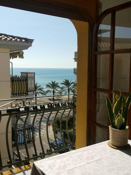 Cal Salmare Seafront Apartment With Rooftop Terrace And Pool Calafell Extérieur photo